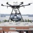 le drone livre les pièces aux ouvriers